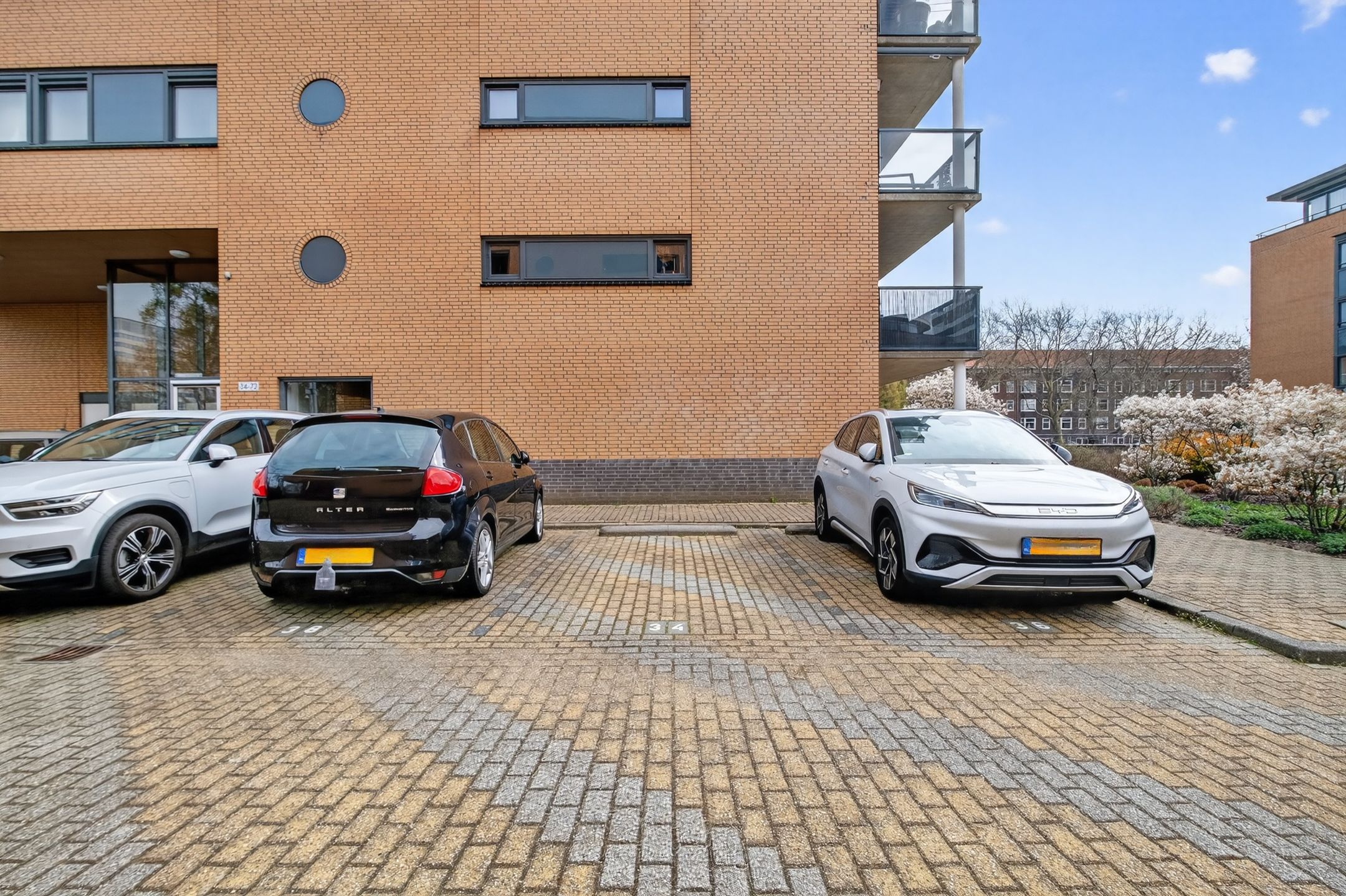 Spacious three-room apartment with balcony and private parking in Amsterdam-Zuid — 21