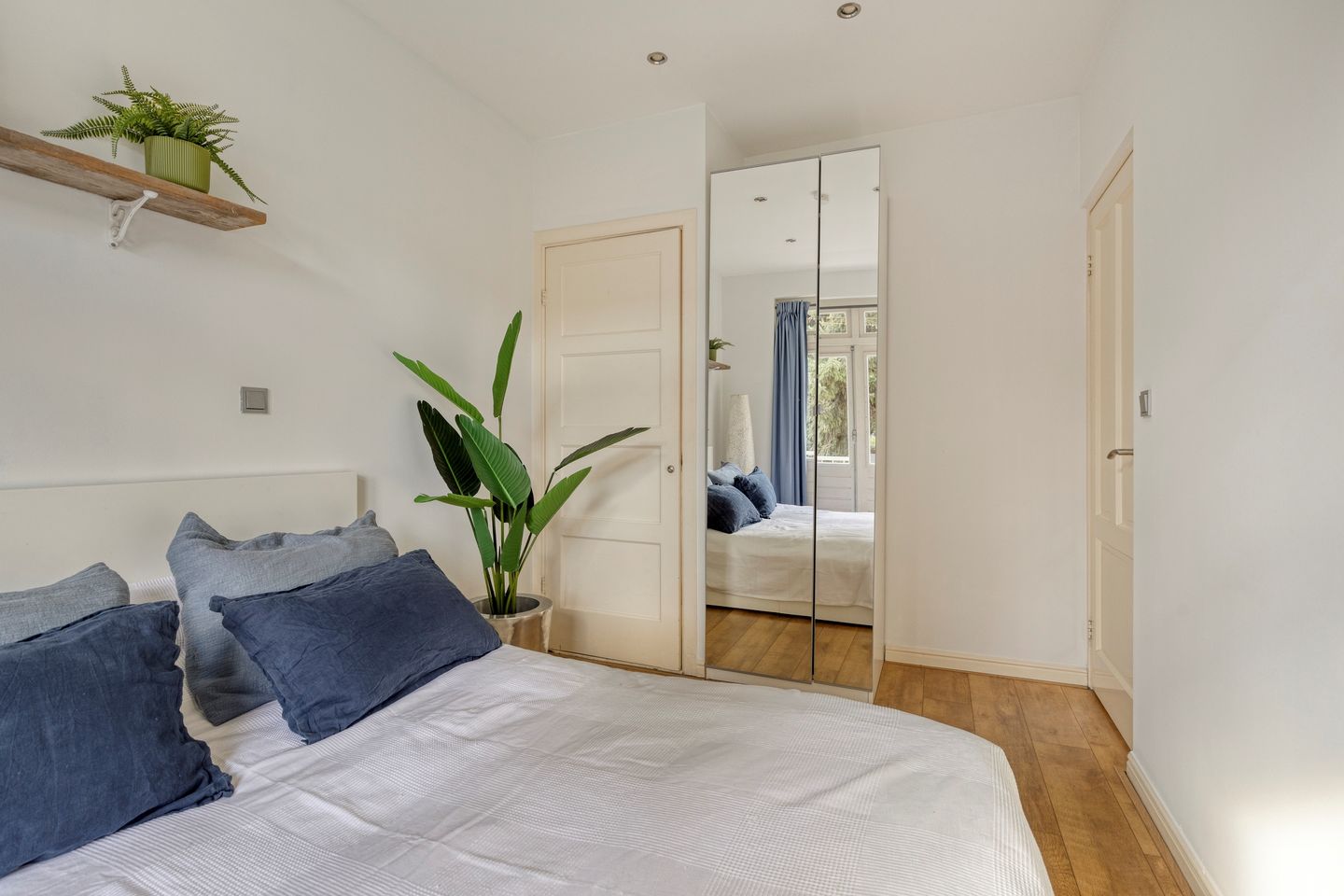 Elegant Renovated Apartment with Water Views — 25