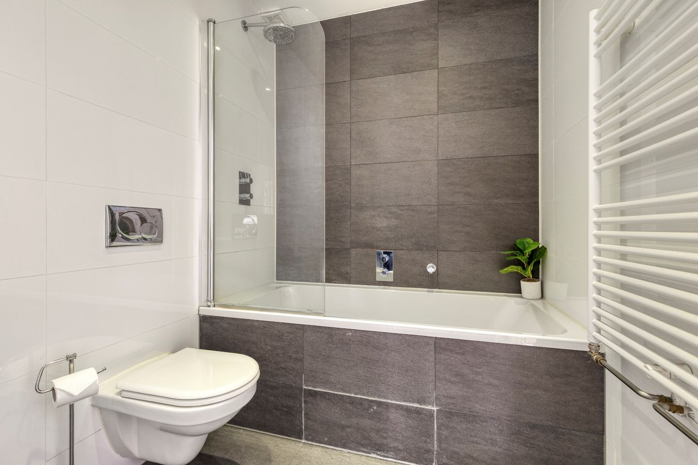 Elegant Renovated Apartment with Water Views — 20