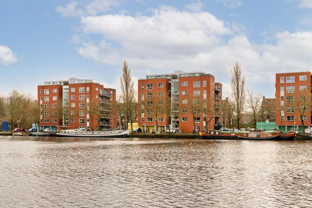 Spacious 3-Room Apartment with Balcony and Parking in Amsterdam — 28