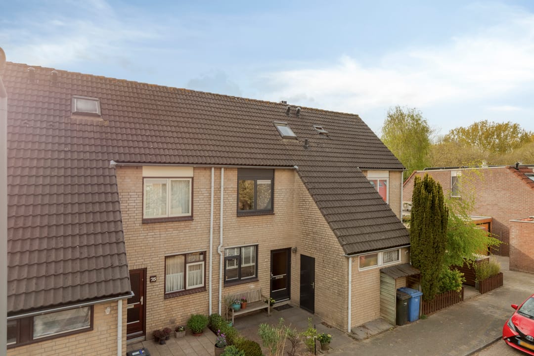 Spacious terraced house with water-side garden in Rotterdam Zevenkamp — 22