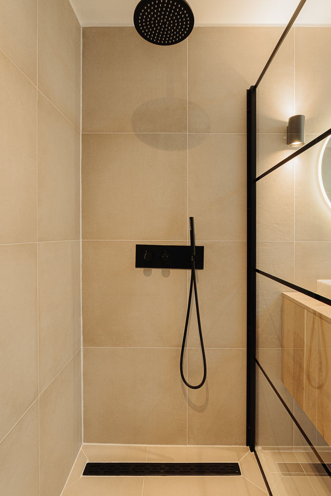 Renovated 1930s Upper Floor Apartment with Views in Amsterdam Zuid — 17
