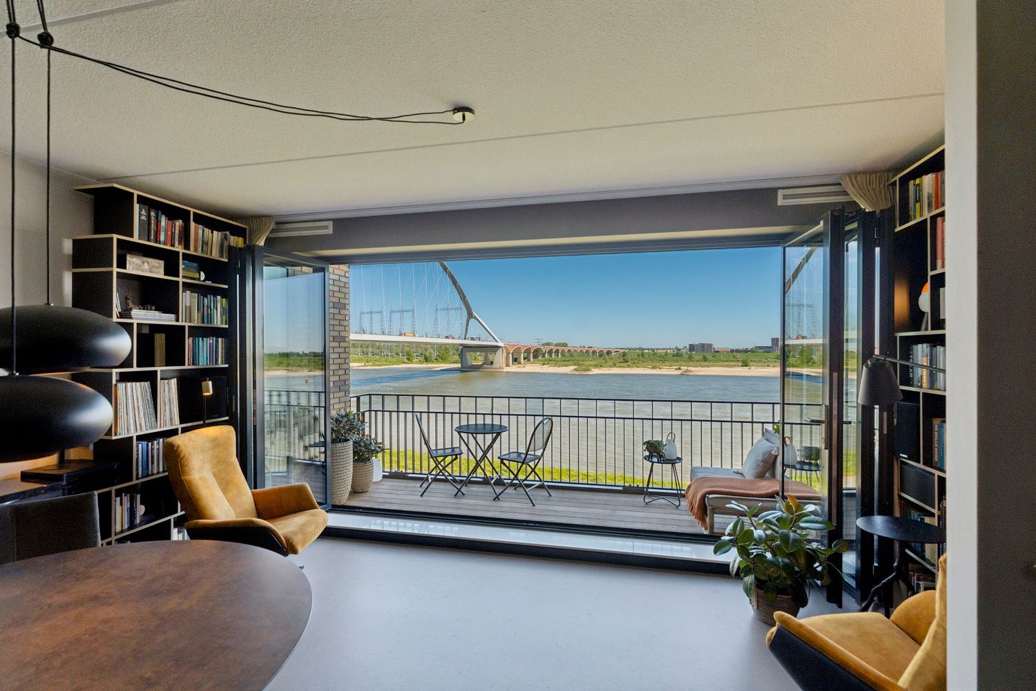Grand Townhouse with Panoramic Views Over the Waal River — 24