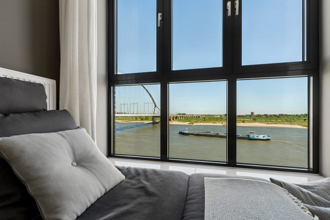 Grand Townhouse with Panoramic Views Over the Waal River — 53