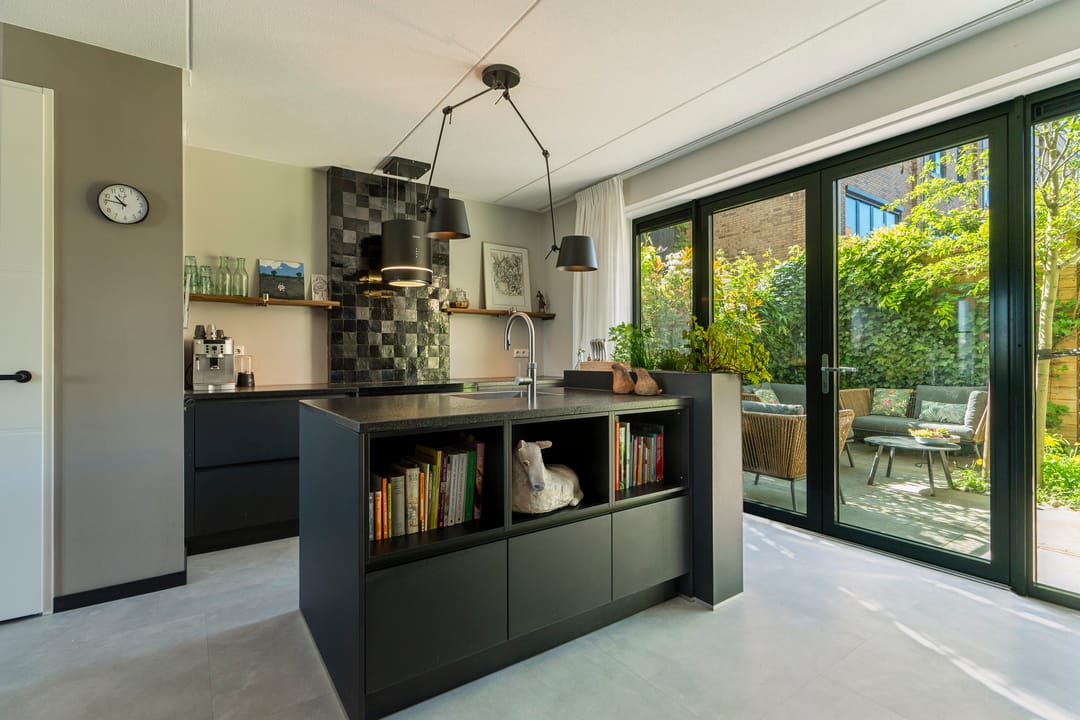Grand Townhouse with Panoramic Views Over the Waal River — 17