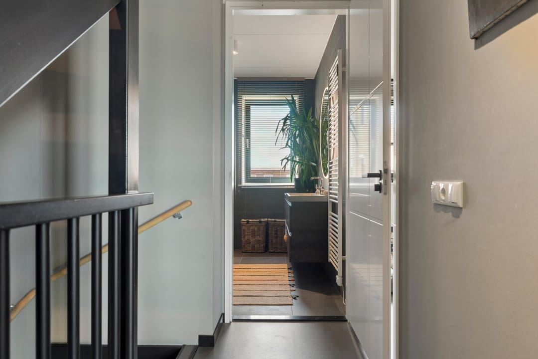 Grand Townhouse with Panoramic Views Over the Waal River — 32