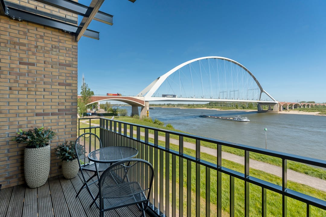 Grand Townhouse with Panoramic Views Over the Waal River — 26