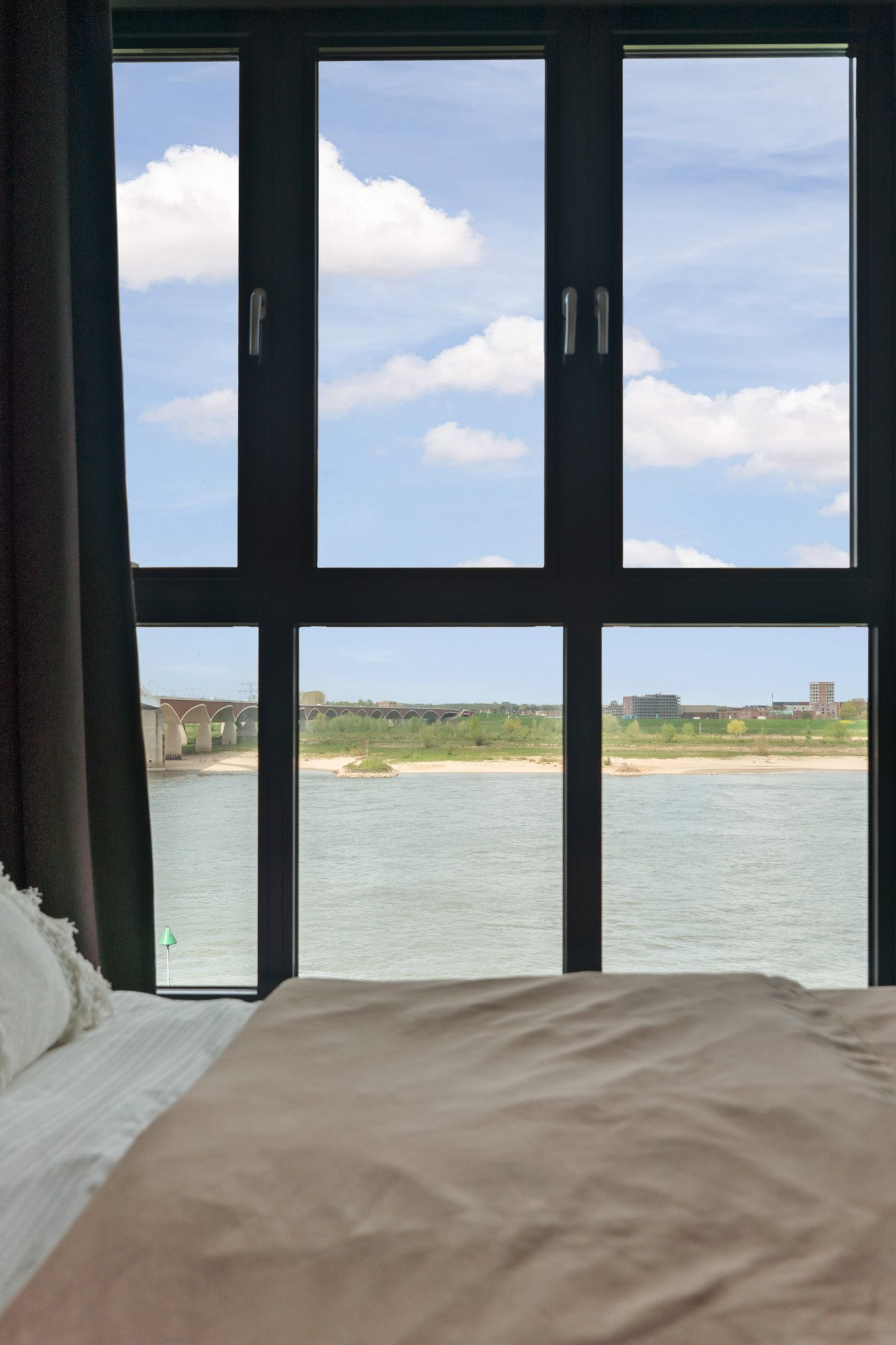 Grand Townhouse with Panoramic Views Over the Waal River — 44