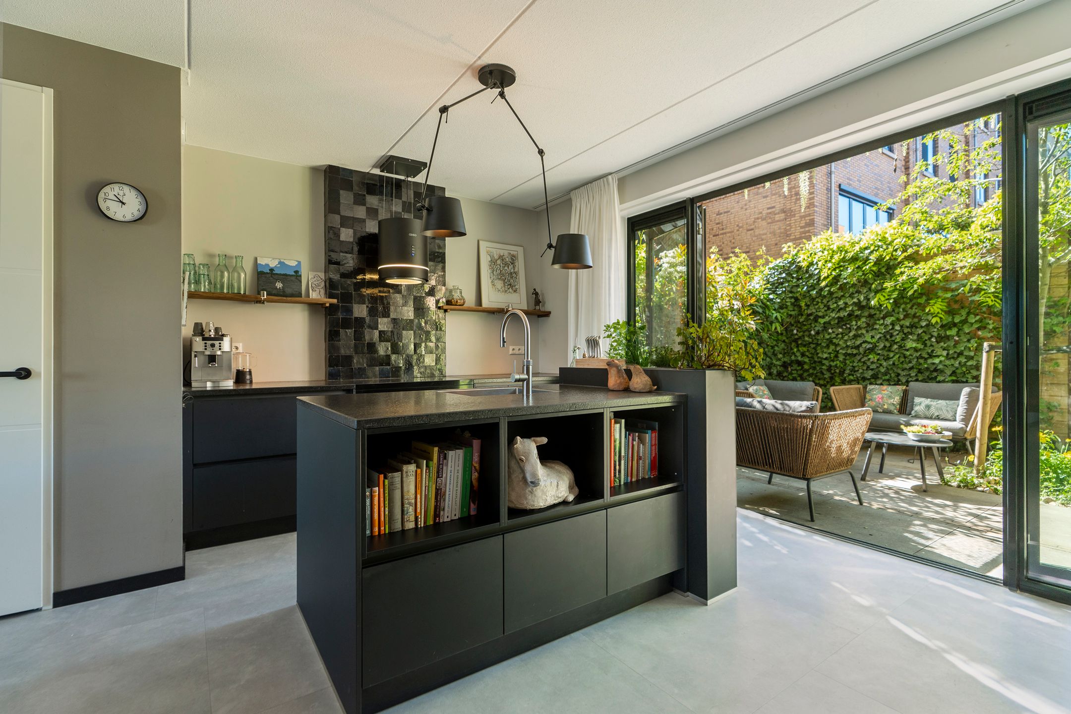 Grand Townhouse with Panoramic Views Over the Waal River — 21