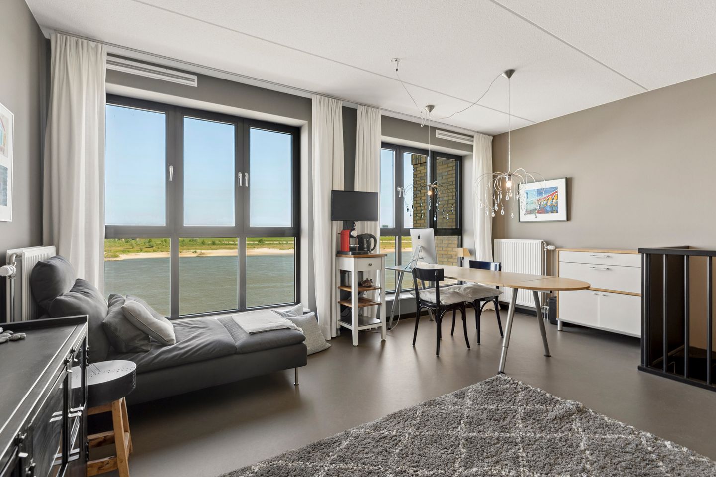 Grand Townhouse with Panoramic Views Over the Waal River — 50