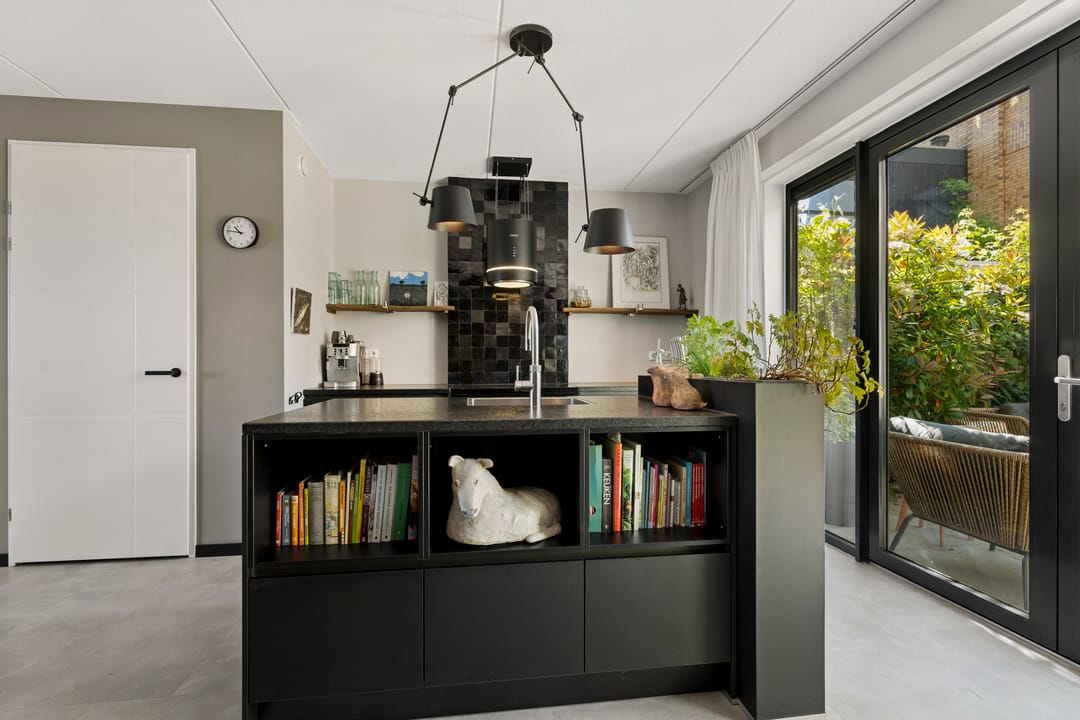 Grand Townhouse with Panoramic Views Over the Waal River — 16