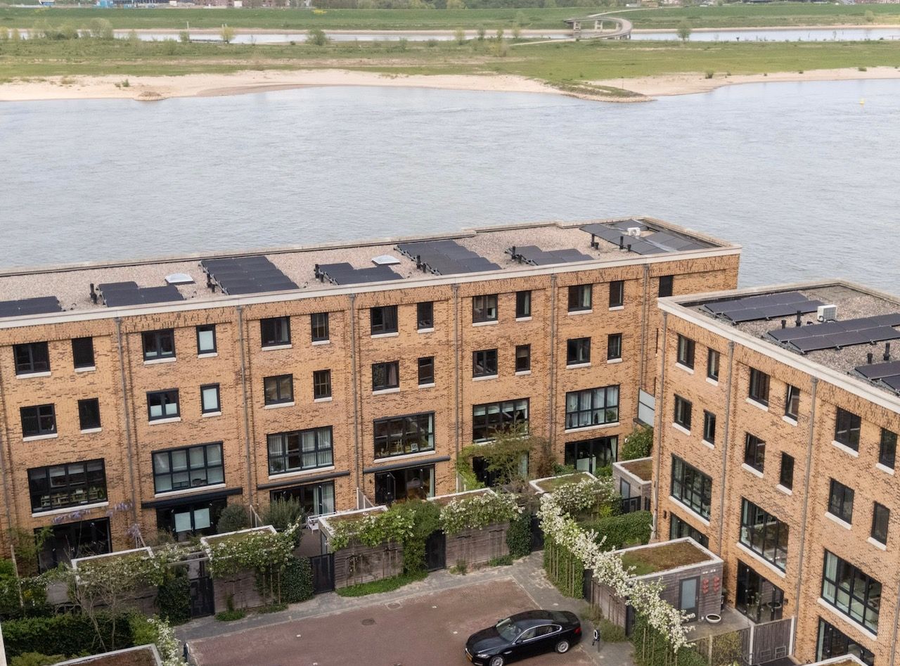 Grand Townhouse with Panoramic Views Over the Waal River — 65