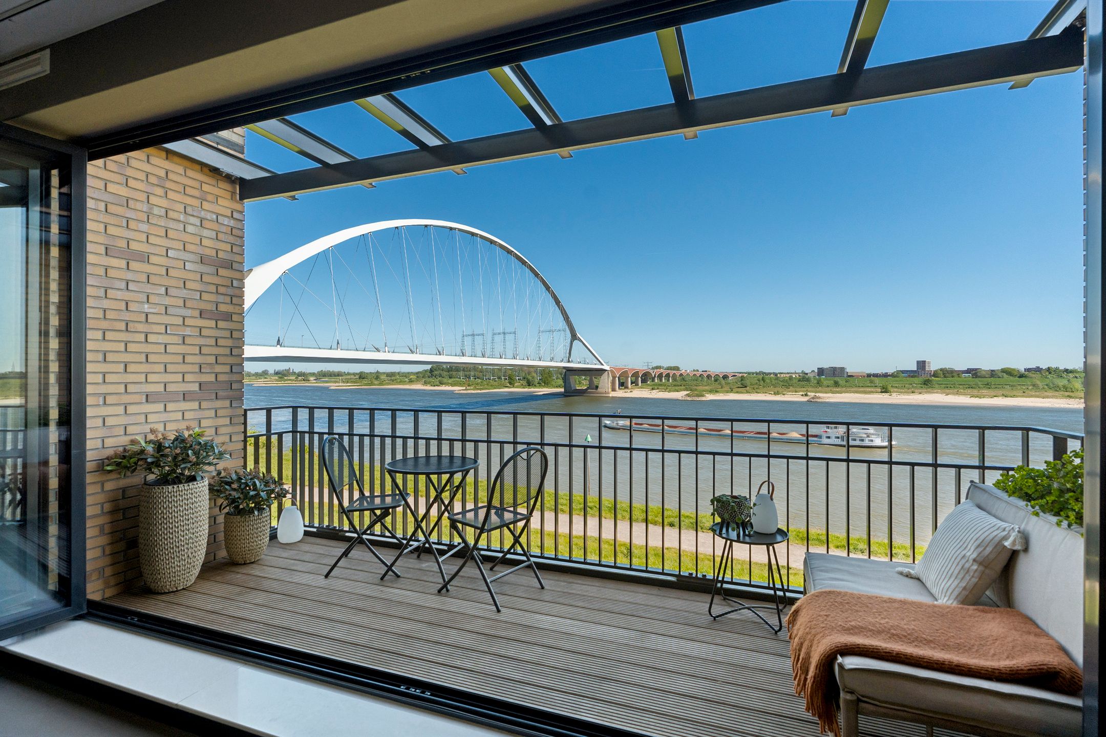 Grand Townhouse with Panoramic Views Over the Waal River — 27