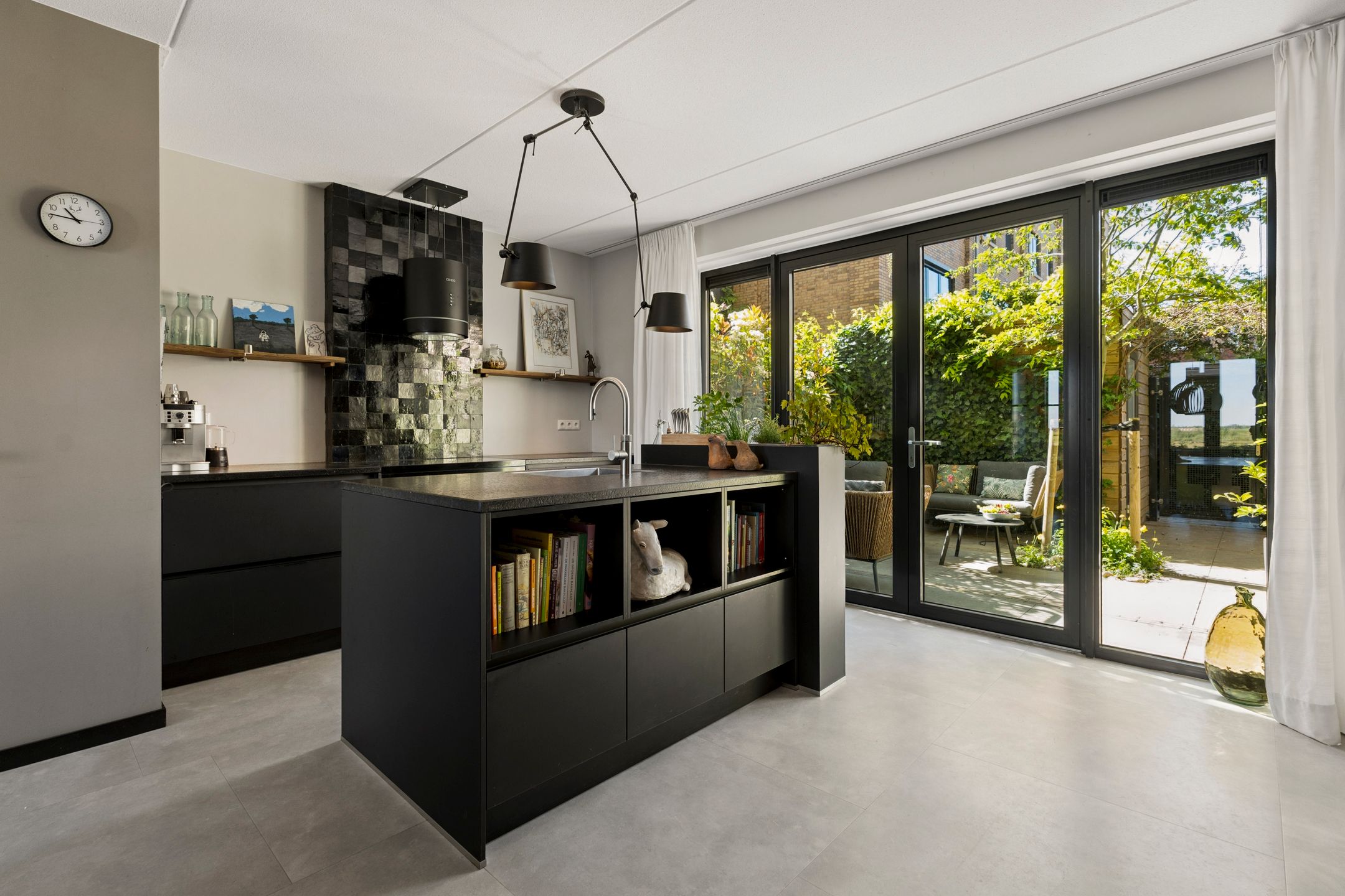 Grand Townhouse with Panoramic Views Over the Waal River — 15