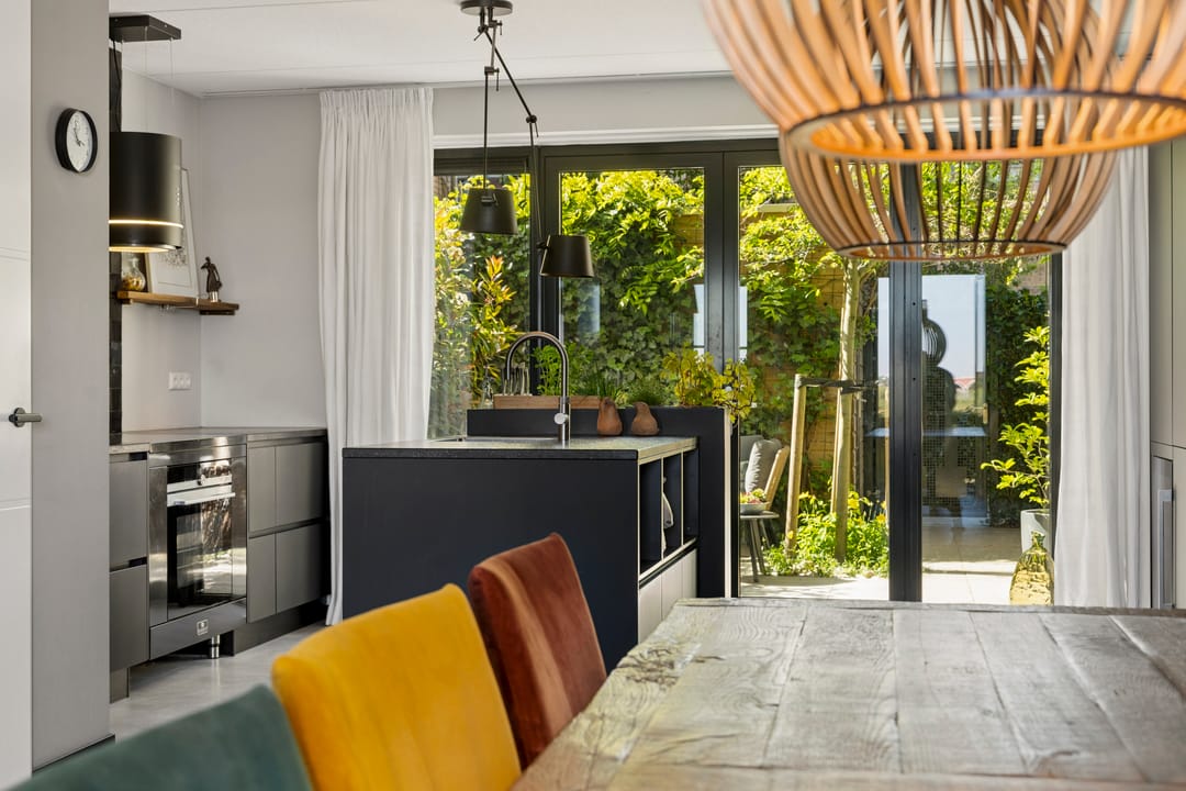 Grand Townhouse with Panoramic Views Over the Waal River — 13