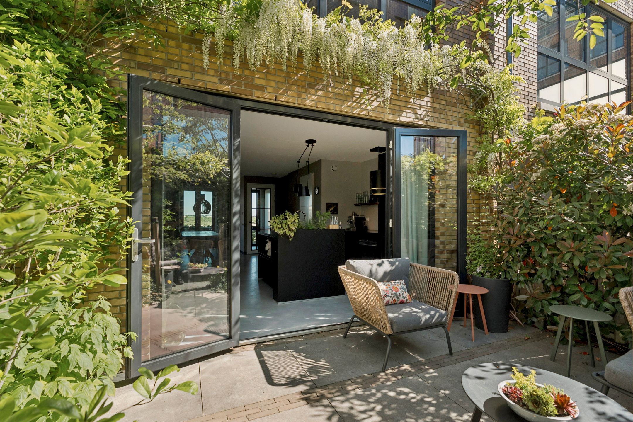 Grand Townhouse with Panoramic Views Over the Waal River — 57