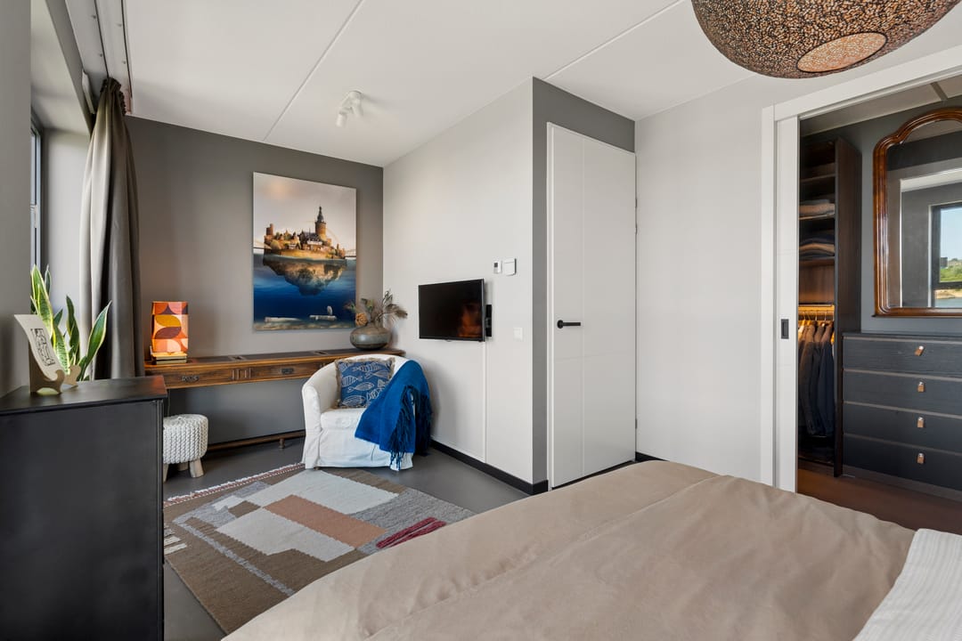 Grand Townhouse with Panoramic Views Over the Waal River — 43