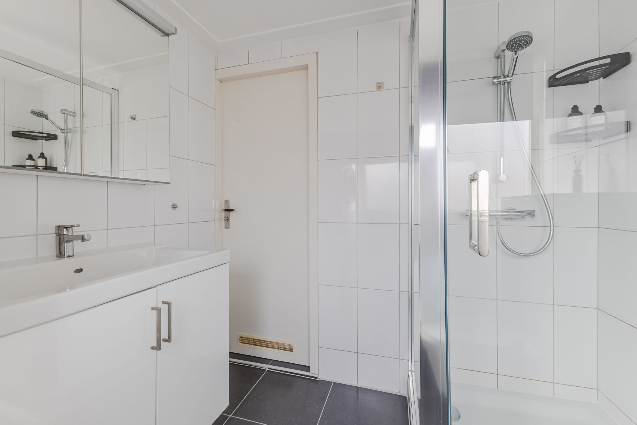 Modernized Terraced Home with Sunny South-Facing Garden in Charming Bomenbuurt — 27