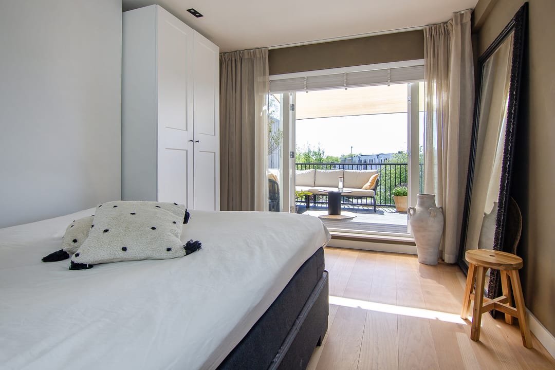Charming Renovated 1930s City Apartment with Sunny South-Facing Terrace — 38