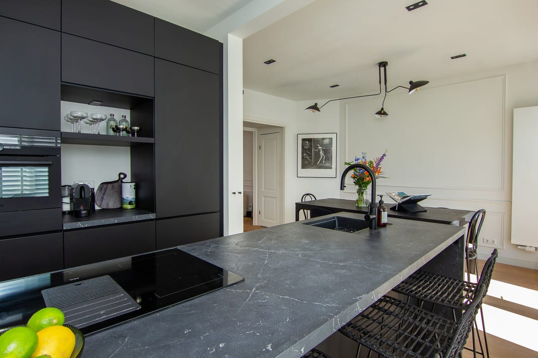 Charming Renovated 1930s City Apartment with Sunny South-Facing Terrace — 28