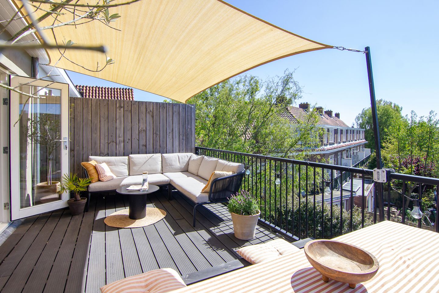 Charming Renovated 1930s City Apartment with Sunny South-Facing Terrace — 44