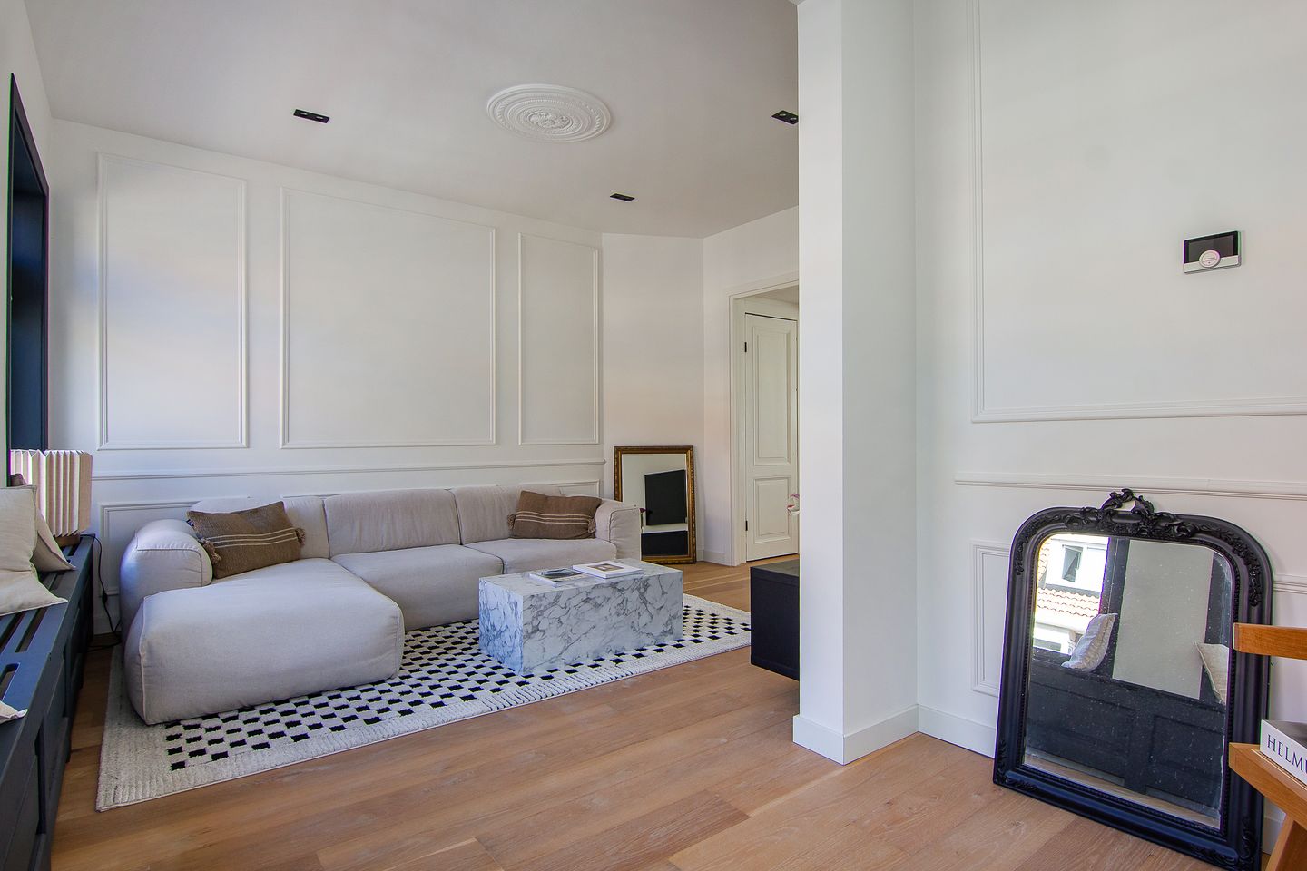 Charming Renovated 1930s City Apartment with Sunny South-Facing Terrace — 14