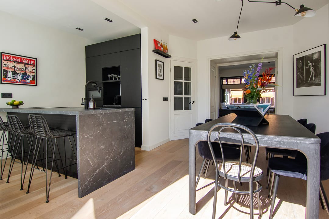 Charming Renovated 1930s City Apartment with Sunny South-Facing Terrace — 23