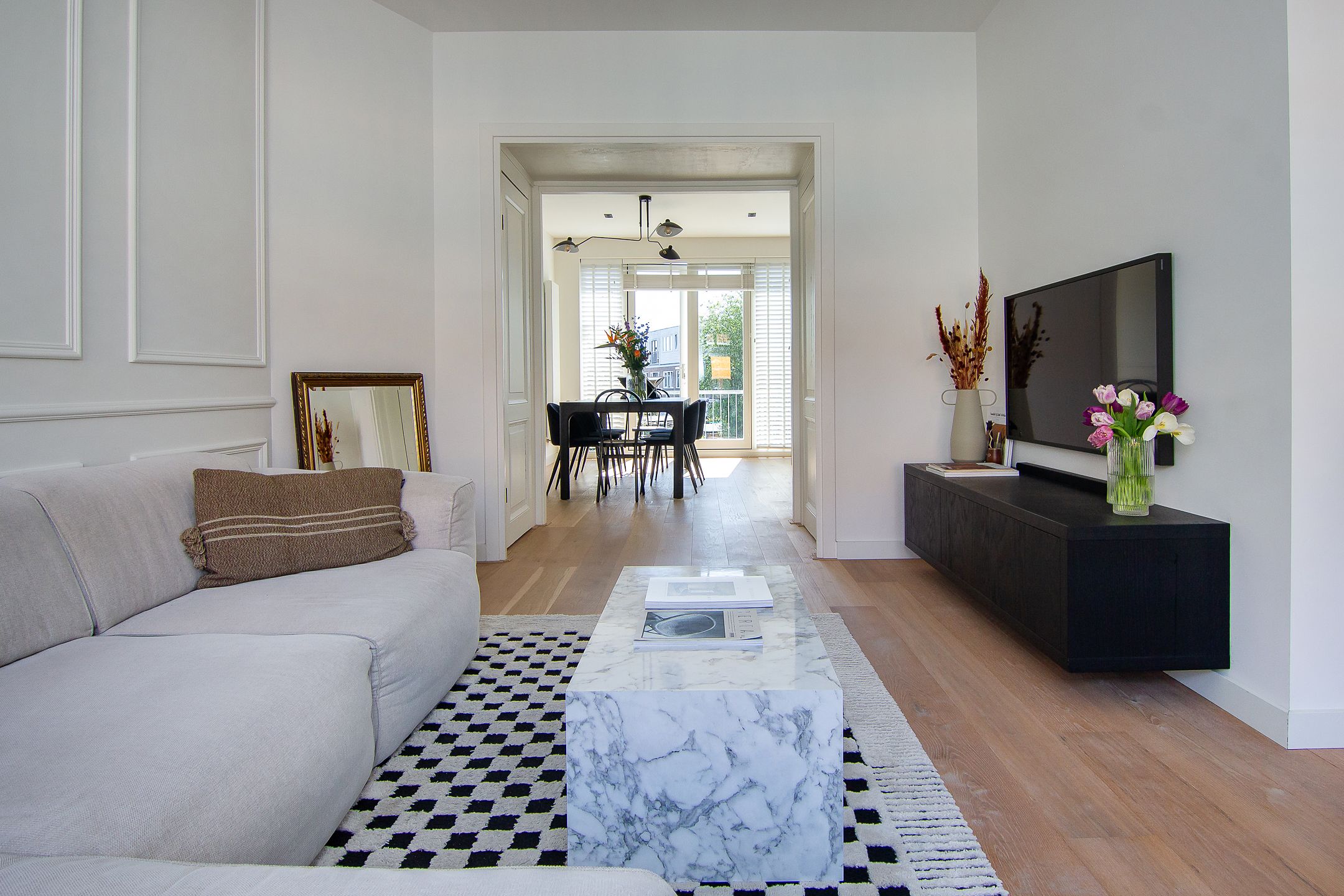 Charming Renovated 1930s City Apartment with Sunny South-Facing Terrace — 15
