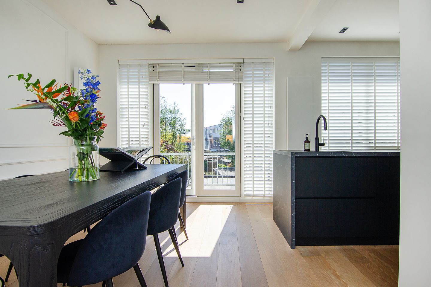 Charming Renovated 1930s City Apartment with Sunny South-Facing Terrace — 19