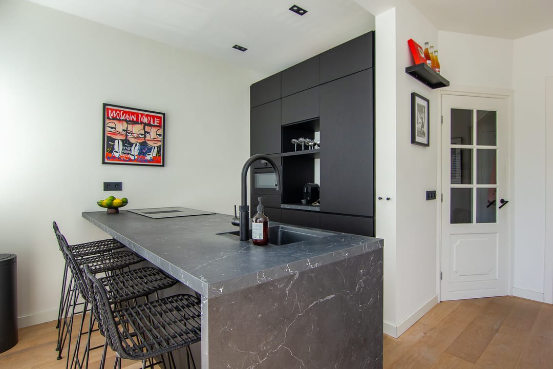 Charming Renovated 1930s City Apartment with Sunny South-Facing Terrace — 26