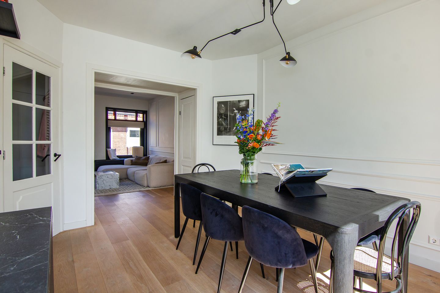Charming Renovated 1930s City Apartment with Sunny South-Facing Terrace — 25