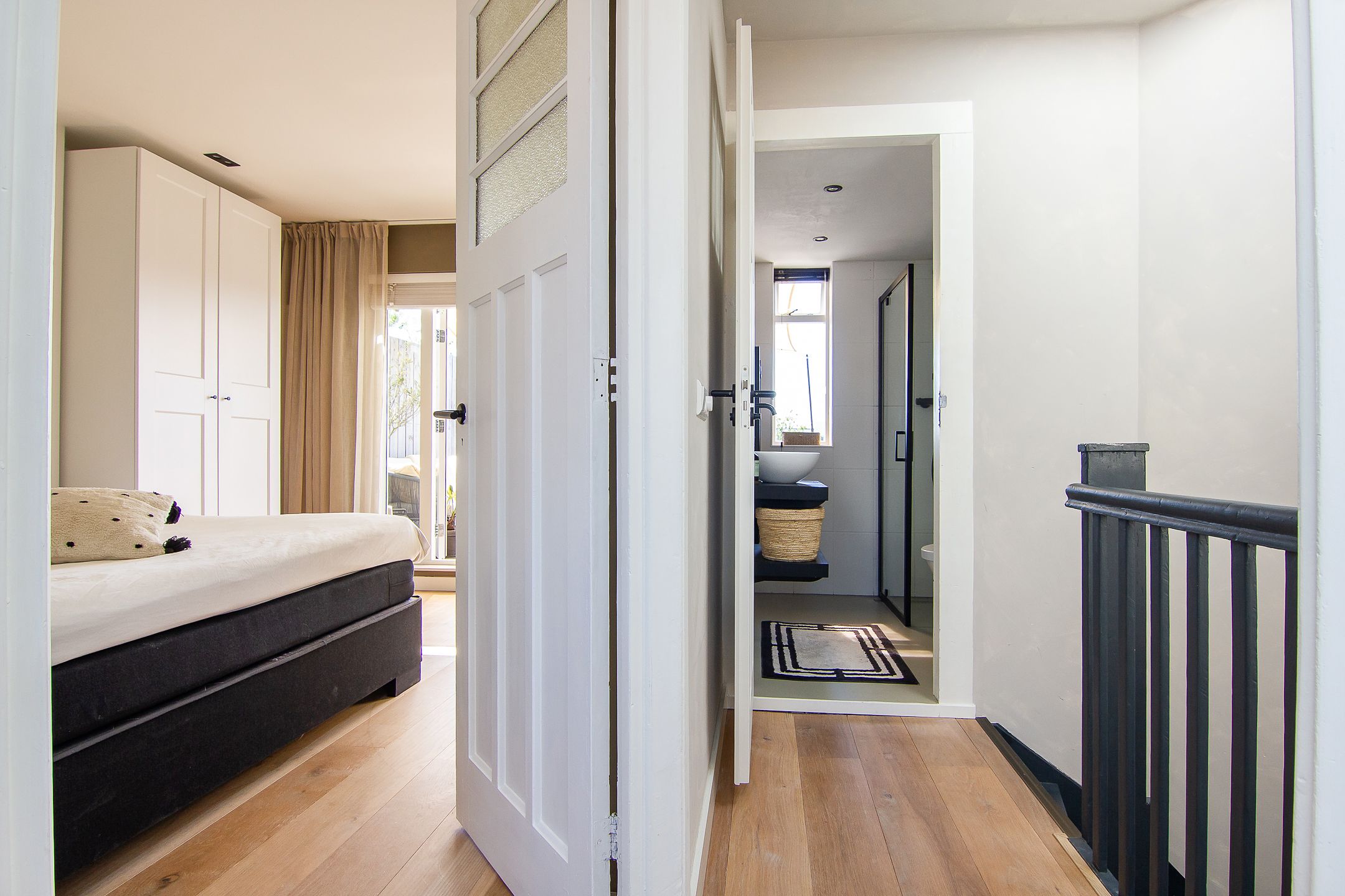 Charming Renovated 1930s City Apartment with Sunny South-Facing Terrace — 36