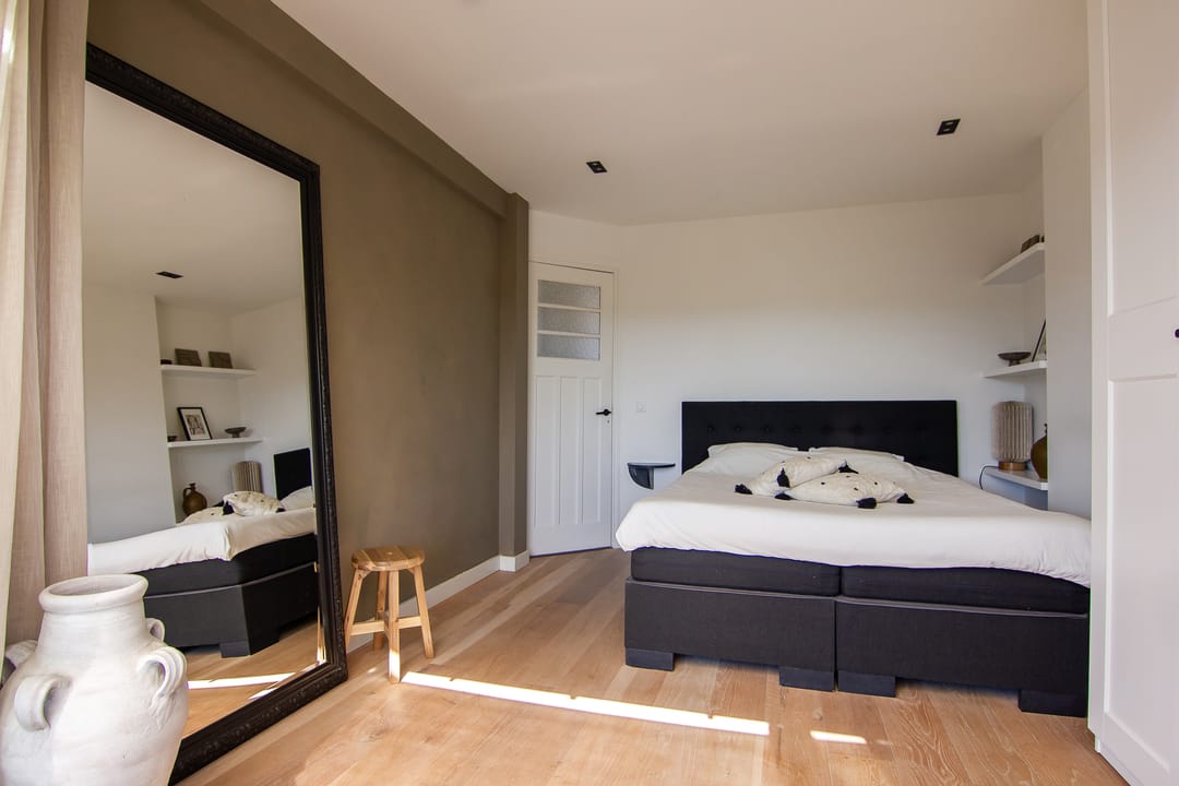Charming Renovated 1930s City Apartment with Sunny South-Facing Terrace — 41