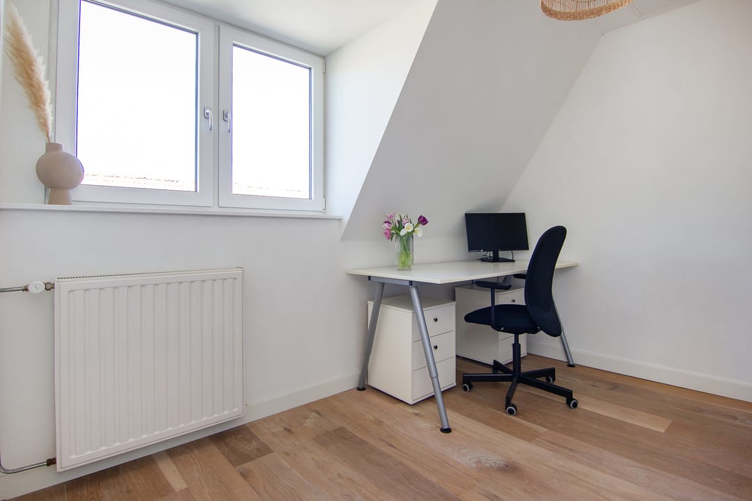 Charming Renovated 1930s City Apartment with Sunny South-Facing Terrace — 47
