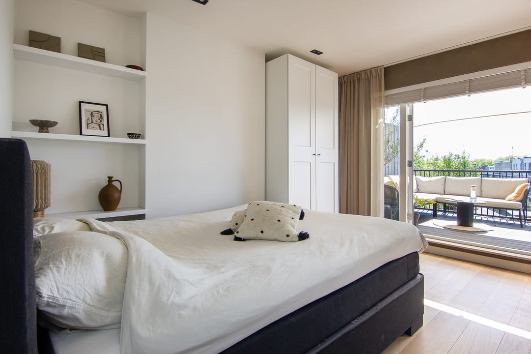 Charming Renovated 1930s City Apartment with Sunny South-Facing Terrace — 37