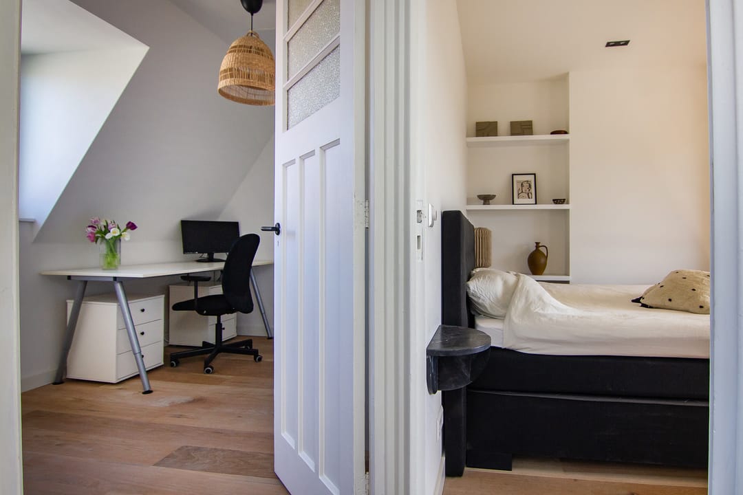 Charming Renovated 1930s City Apartment with Sunny South-Facing Terrace — 46