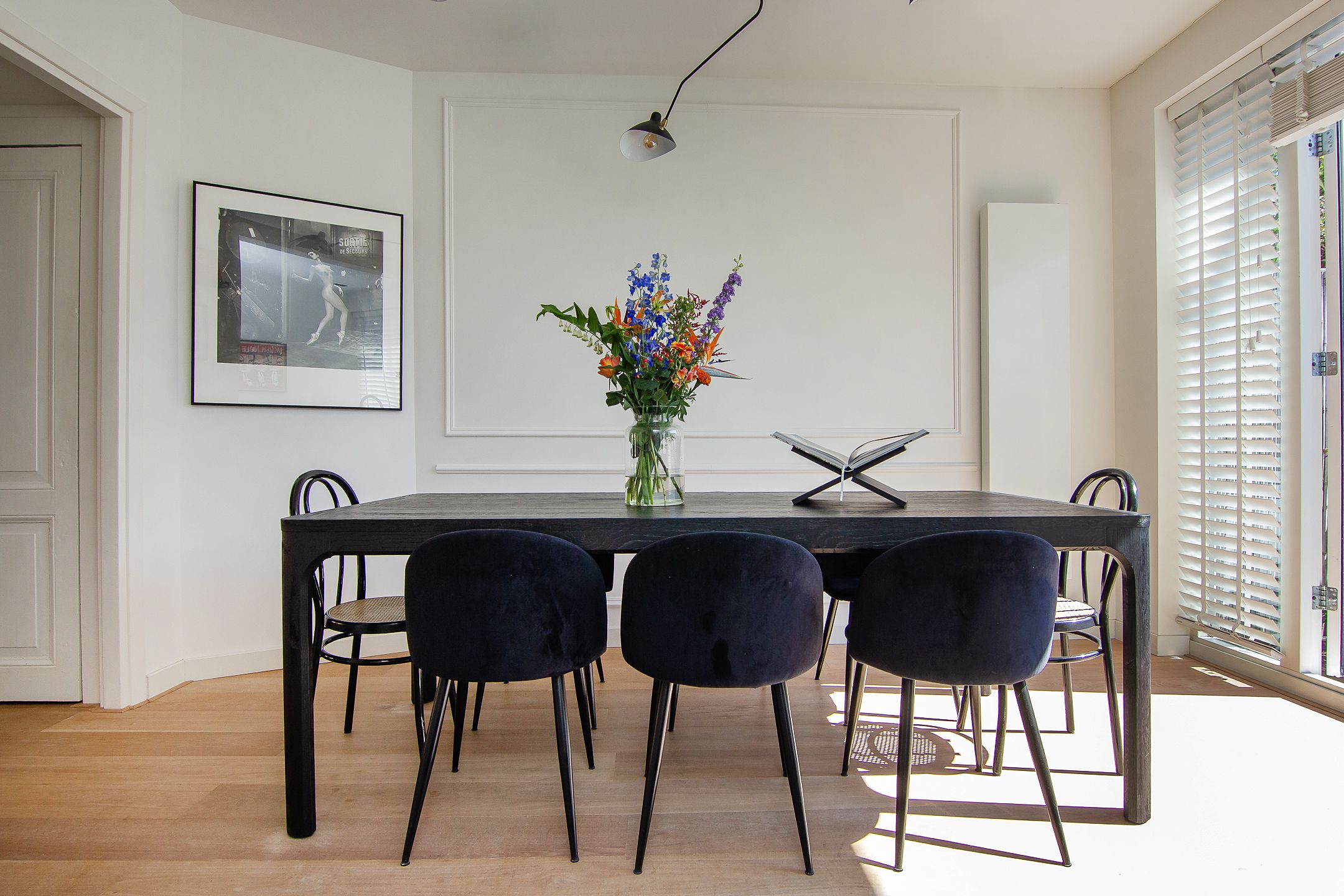 Charming Renovated 1930s City Apartment with Sunny South-Facing Terrace — 24