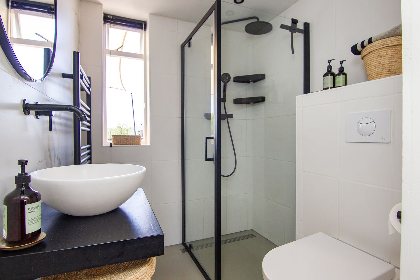 Charming Renovated 1930s City Apartment with Sunny South-Facing Terrace — 34