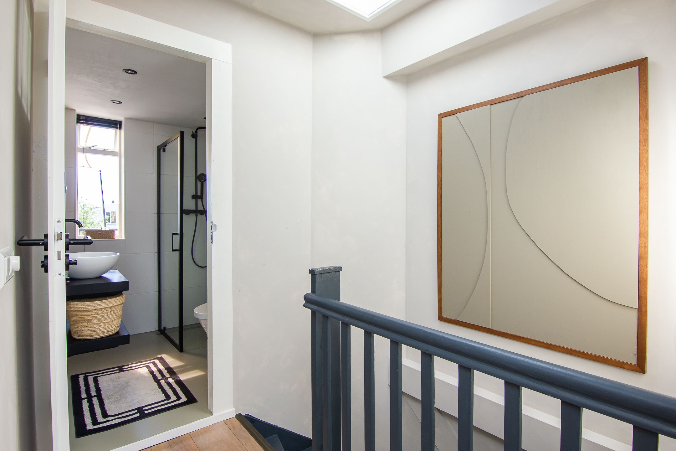 Charming Renovated 1930s City Apartment with Sunny South-Facing Terrace — 33