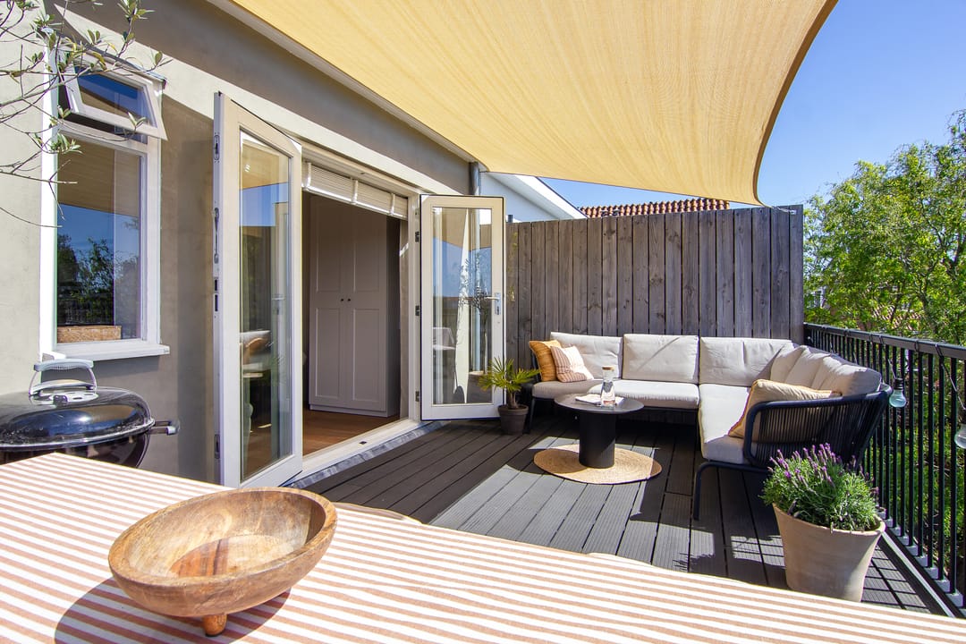 Charming Renovated 1930s City Apartment with Sunny South-Facing Terrace — 43
