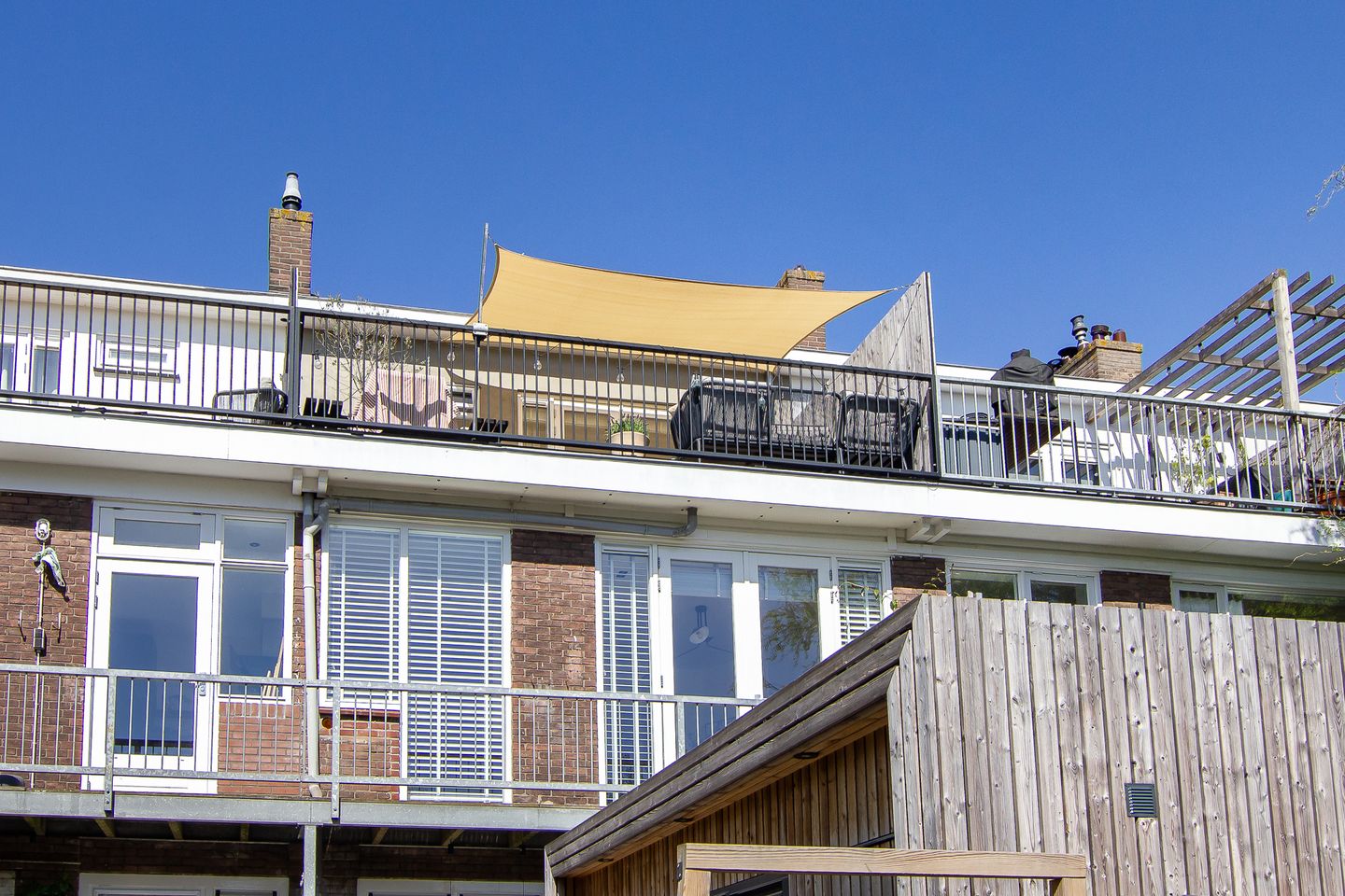 Charming Renovated 1930s City Apartment with Sunny South-Facing Terrace — 49