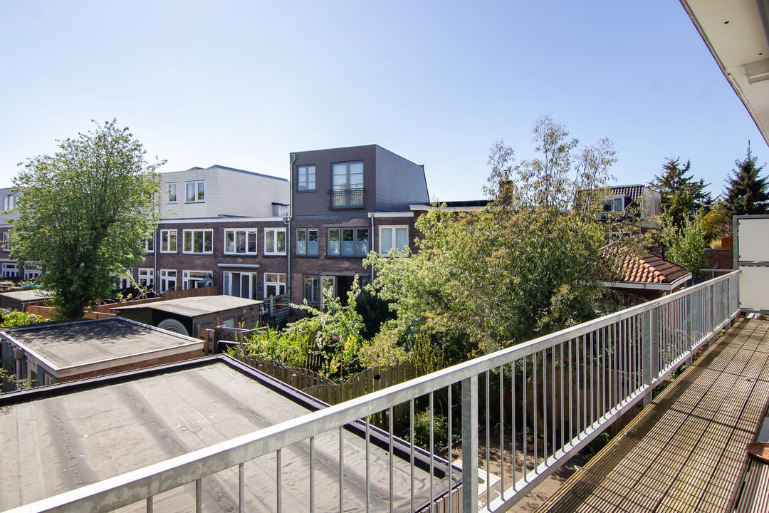 Charming Renovated 1930s City Apartment with Sunny South-Facing Terrace — 31