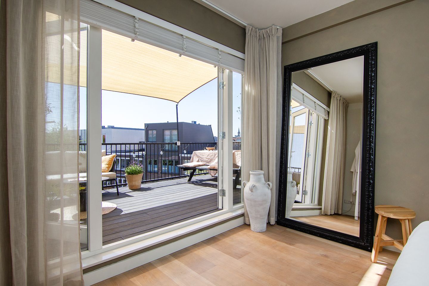 Charming Renovated 1930s City Apartment with Sunny South-Facing Terrace — 40