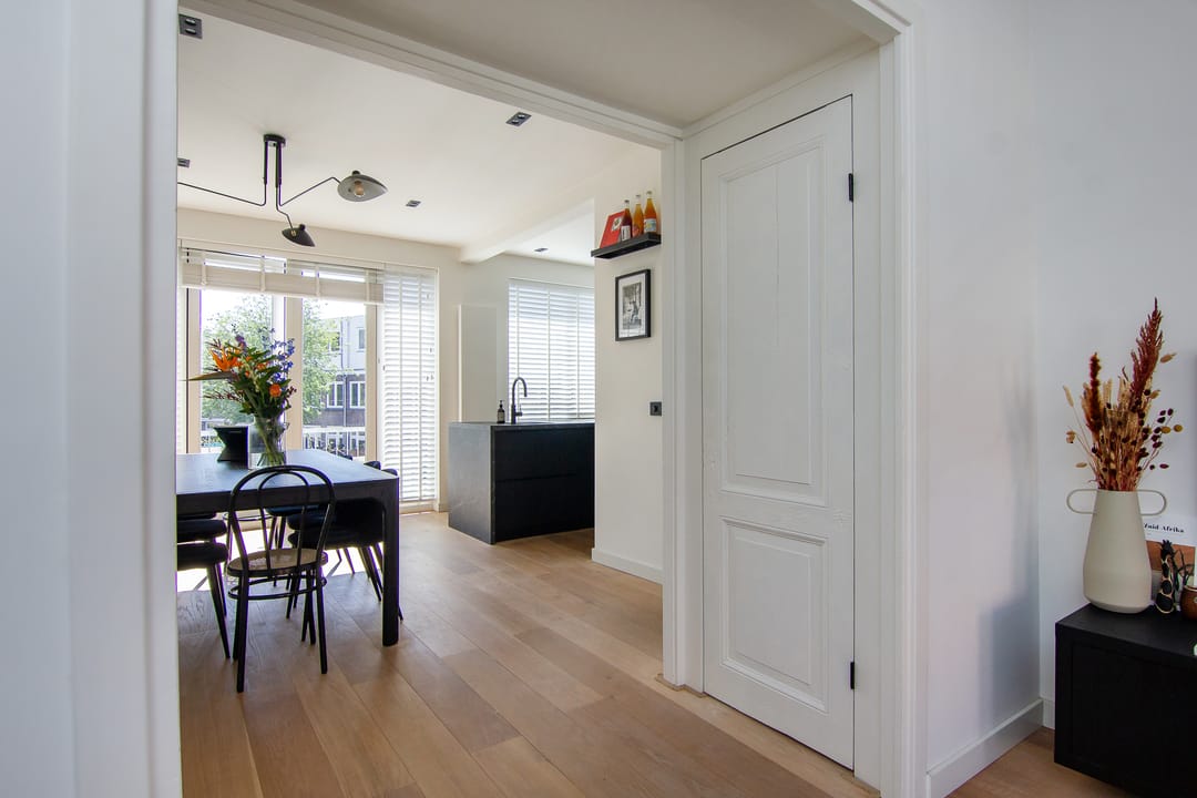 Charming Renovated 1930s City Apartment with Sunny South-Facing Terrace — 17