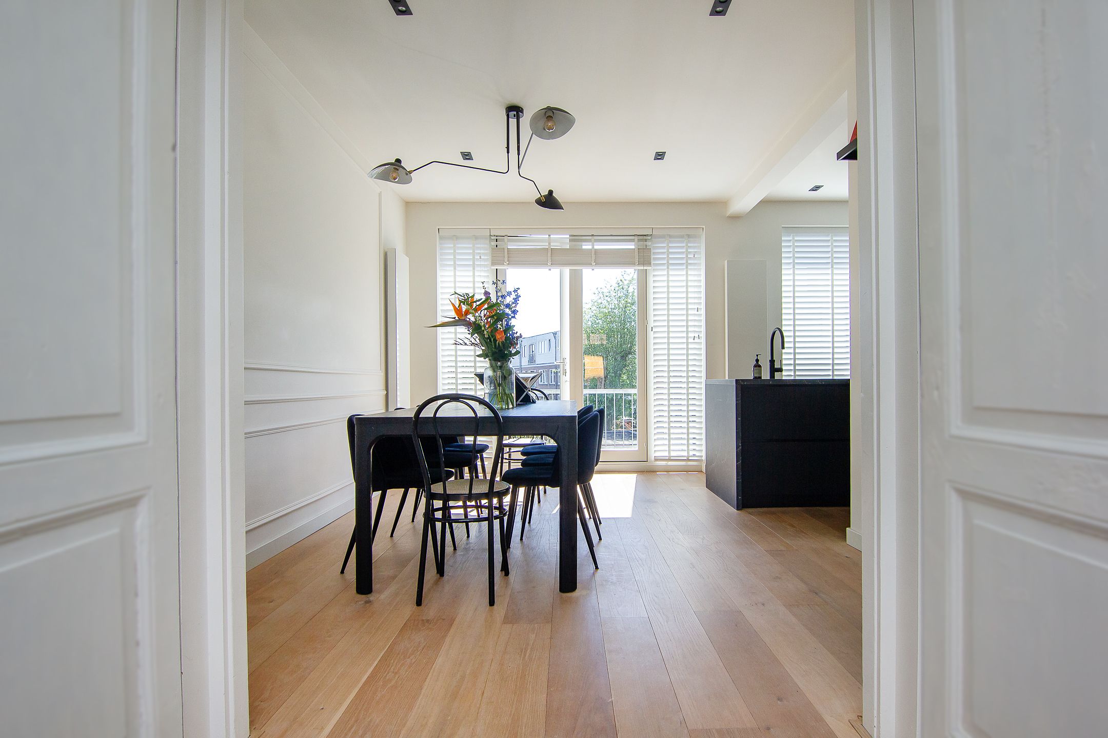 Charming Renovated 1930s City Apartment with Sunny South-Facing Terrace — 18