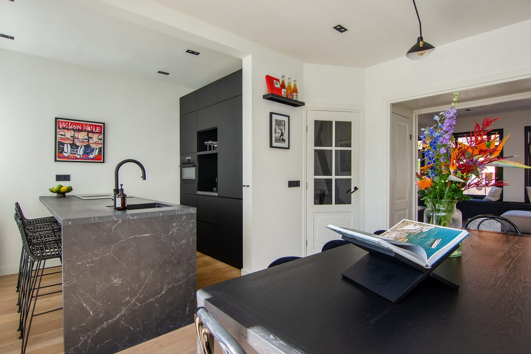 Charming Renovated 1930s City Apartment with Sunny South-Facing Terrace — 22