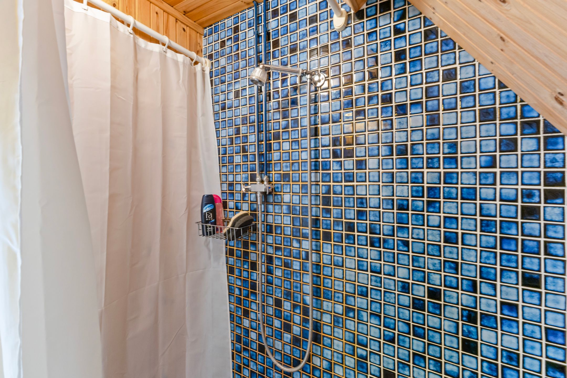 Charming 1935 family home with authentic details and deep garden near city center — 18