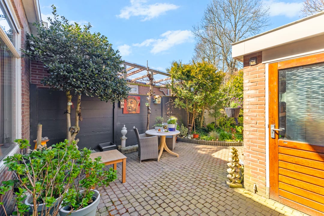 Charming 1935 family home with authentic details and deep garden near city center — 28
