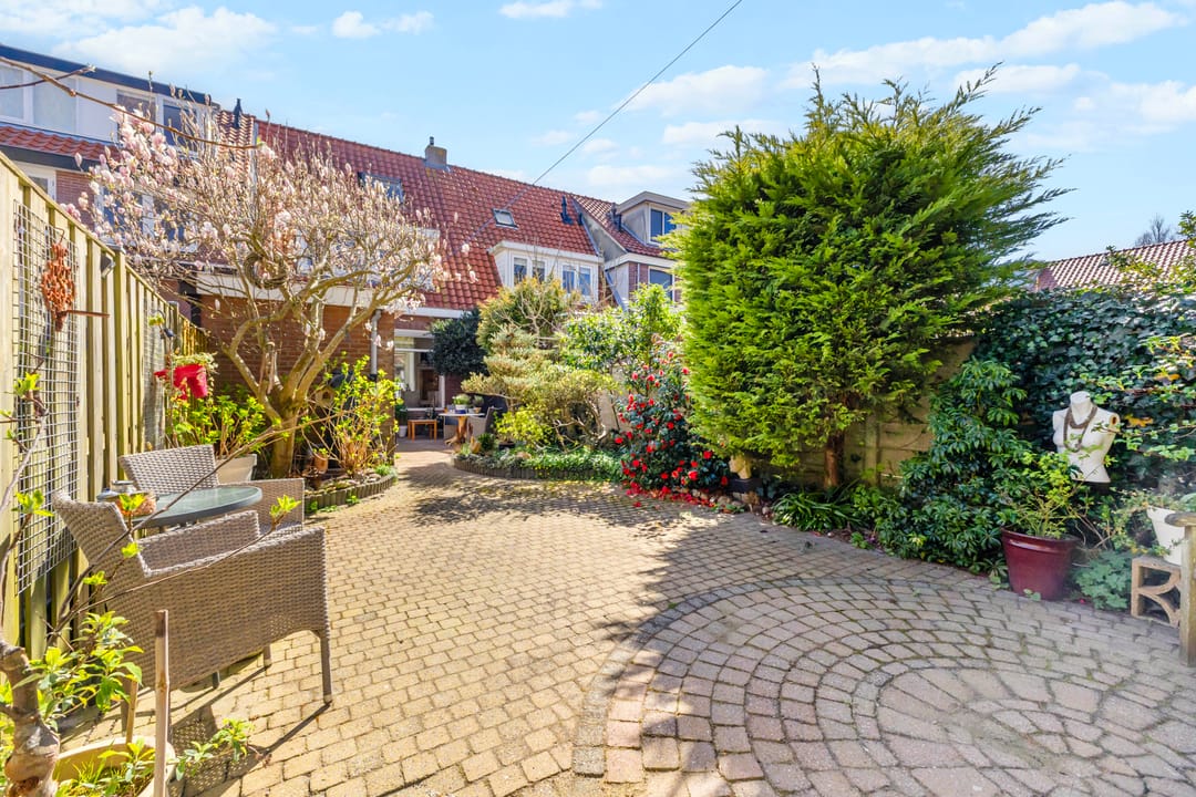 Charming 1935 family home with authentic details and deep garden near city center — 32