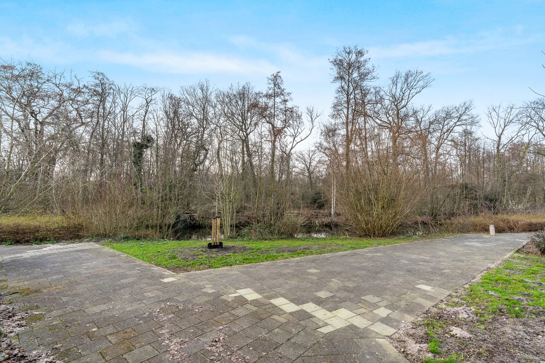 Spacious 3-bedroom apartment with large balcony in quiet Maarssen neighborhood — 28